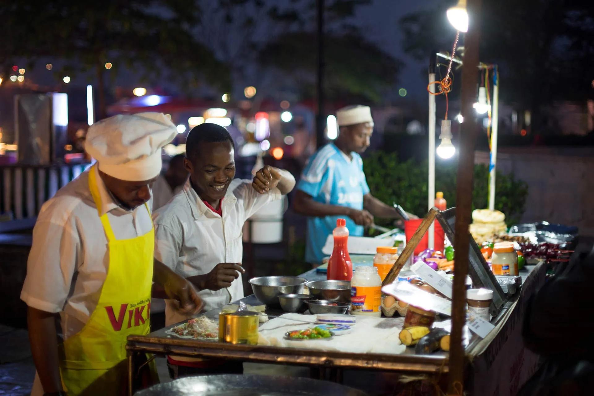A fresh produce market becomes a night-time destination for busy Ugandans, thanks to the installation of a solar lighting array 🇺🇬
